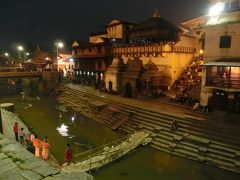 バグマティ川を挟んで対岸の階段に座って、寺院側を見る。
寺院には、ヒンドゥー教徒以外、入れない。