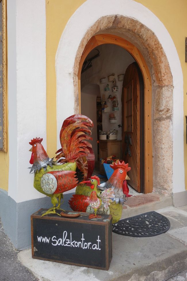 ハルシュタットではニワトリの置物をよく見かけた。<br />ハルシュタットとニワトリの関係は???