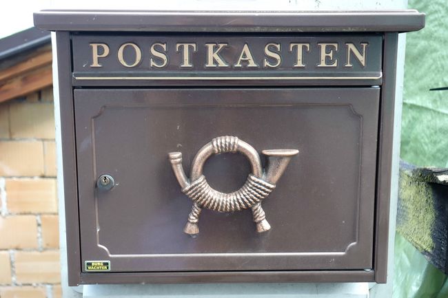 郵便受けもラッパマーク。日本の正露丸の横型だよね。