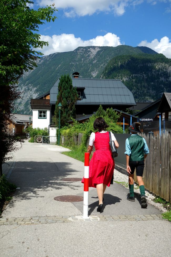 通りすがりで民族衣装を着た若者とすれ違います。