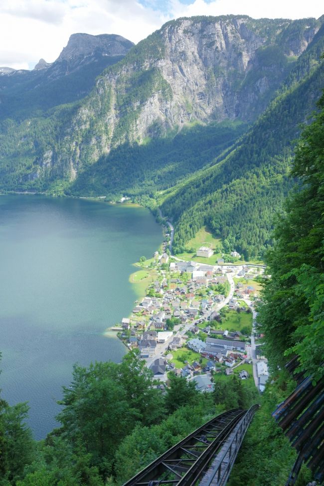 ケーブルカーの上の駅からはダイナミックな風景が。<br />私の泊まるホテルは真下の集落になります。<br />