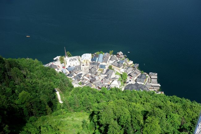 真下には先ほどまでウロウロしていたハルシュタットの町。<br />いかに狭くてお墓が足らない、ホテル代が高いのにも納得！