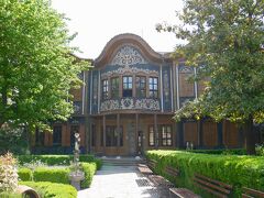 青地にペイントが美しい民族学博物館。庭も素敵。
旧市街には、民族復興様式の建物が点在しています。最近修復された、壁や木目が整ったものが目立ちました。