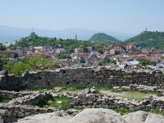 プロヴディフには３つの丘があります。古代ローマ帝国がこの地を征服した時に、３つの丘という意味のトリモンティウムに改称されたそうです。ローマといえば７つの丘。その地形がその後の繁栄の基礎となっていたことから、丘はローマ帝国の都市として重要だったのでしょうか。
そのうちの一つがここ。トラキア時代の要塞の遺構が残る丘からは、旧市街が一望できます。