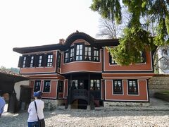 ハウスミュージアムが多数ある「美術館都市」であるこの街は、オスマンからの独立を目指した「四月蜂起」の火蓋が切られた地でもあります。
その指導者カブレシュコフの家。
中は四月蜂起の様子と、当時の暮らしがコンパクトに展示されています。（全て撮影不可。）
街中にはこのような民族復興様式の家が多く見られます。隠れ里のような山間の街にしては意外ですが、プロヴディフに憧れた富裕層が模倣したものなのだとか。
