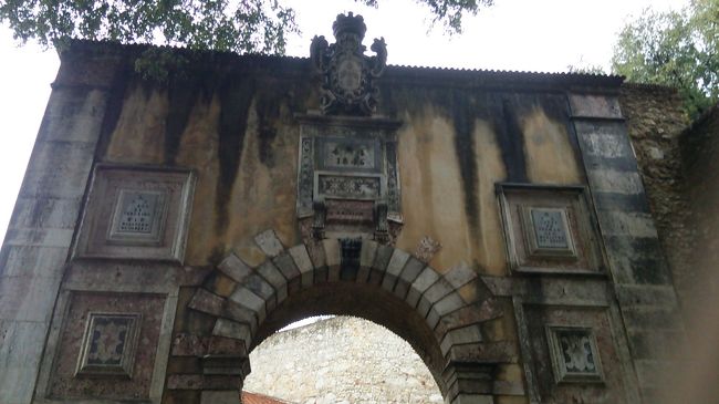 サン・ジュルジョ城入口1<br />バイシャからビル１階にあるエレベーターに乗って、上り終わったら、マダレナ通りを斜めに渡って、スーパーの入口にあるエレベーターに再び乗ります。利用は無料です。