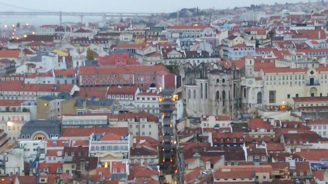 サン・ジュルジョ城からの景色7<br />帰りは、エレベーターではなく、バスを利用しました。運転手さんに、ロシオ広場まで行くか確認してのりましたが、途中、ドキドキでした。