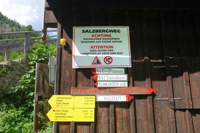 ちゃんと道しるべもあるので迷う事はなし。<br />ハルシュタットと書いてある方向へ進みます。