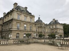 リュクサンブール公園まで来ました。
公園の正面にあるのが、リュクサンブール宮殿。
現在は、フランス議会として使用されているそうです。