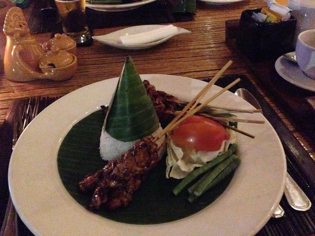 ホテルのご飯。サテみたい。<br />これはデイユースプラン料金に含まれています。<br />飲み物は別料金です。<br /><br />このサテ、美味しかった！！<br />1日目のサテとは全然違う。<br />焼き鳥のタレよりちょっと甘め。<br />そして、主人はこのご飯が一番量がちょうどよかった！って言ってました。<br /><br />身の丈に合ってたのかも。<br /><br /><br /><br />クタのホテル取っててよかったです。<br />買い物に行くのに徒歩圏内だし、買い物後の荷造りもゆっくりできるし、何よりシャワー浴びれるし。<br /><br />尚、体調ですが吐き気も腹痛もなくなり、バリ出発の頃にはトイレにこもらなくなりました。<br />薬ってすごい！！！<br /><br /><br />また行きたいなバリ。リベンジしたい。<br />今度は超マイペース旅にして。<br />船には一生乗りません(^^)
