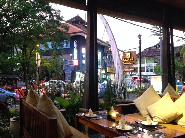 お土産を買いにクタの街をうろうろ。<br /><br />スーパーに行きたくてキョロキョロしてたら、日本語うまい現地の方から声をかけられ、スーパーへ案内されました。<br /><br />何が欲しいの？？<br />これはこうだからいいよ。<br />ってしつこいくらい喋ってました。<br /><br />ちょっと警戒したしたが、チップの要求もなく、そのうち帰っていきました。<br />買い物に役に立ったのでビールくらい奢ろうと思ったんですが、いらないみたいでした。<br />なんだったんだろう。<br /><br /><br />ホテルへ戻りホテルのレストランへ。<br />写真はレストランからみたクタの街。<br />渋滞がすごい...