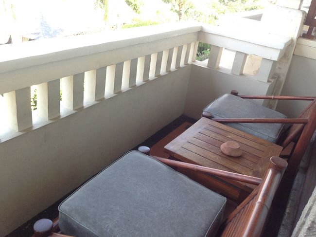 ベランダもあります。<br />外は工事中の現場がすぐそこだったのと、下にプールがあるので、結構うるさかった。<br /><br />でも、扉閉めると全然気になりませんでした。