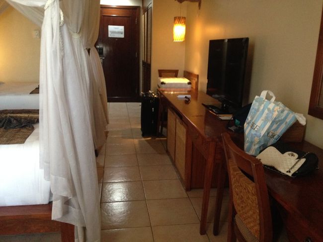 テレビももちろんあります。<br />クローゼットも金庫もありました。<br /><br />二人分の荷物を広げるには、ちょっとスペースが足りないかなって感じです。<br /><br />バスルームも写真撮ったはずですが、見当たりませんでした。。。<br />アメニティは必要なものは揃ってました。<br />