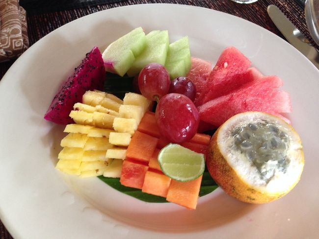 4日目の朝、少しお腹が空いたのでフルーツ盛りを。<br />本当はぶどうが食べたかったんだけど、ぶどうの英語がわからなくて断念。<br /><br />日本人スタッフさんが出勤され、情報共有されたみたいで、心配してポカリを大量に補充してくださり、助言してくださいました。<br /><br />そして、病院にもついてきてくださいました。英語ができないため、大変助かりました。<br />※HISさんもホテルまで迎えにきて、病院の対応してくれますよ！！<br /><br /><br />ちなみに情報ですが、ヌサドゥアの病院は24時間体制で、かなり大きく綺麗な病院です。日本人スタッフも常駐していて、通訳や薬の説明を丁寧にしてくれました。<br />海外保険に入っていたため、書類を記入のみでお金も支払わなくてよかったです。<br /><br />バリ腹になったら、絶対すぐ病院にいくべきです！症状でたその日の夜にでもいけばよかったと思ったくらい。