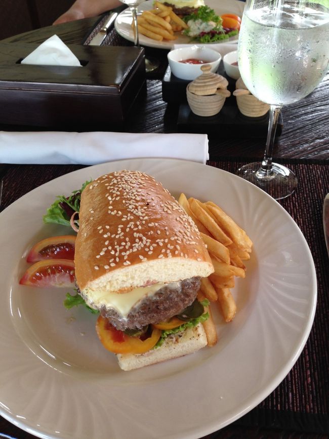 ホテルに戻って、休憩し、体調が回復したので、ルームサービスを頼みました。<br /><br />軽く食べたかったので、ハンバーガーを頼んだのですが、かなりボリュームがありました。<br />完食できなかった...<br /><br /><br />その後はプールでずっと遊んでました。<br /><br /><br />しかし、お腹が痛くなって、寝室でまたもダウン。。。<br />予約していたホテルのセットディナーは主人が一人で食べるはめに。<br />写真くらい撮ってくれてたらいいのに、そういうのできない人( *｀ω´)<br />