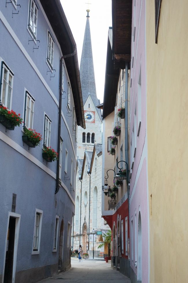 夜9時を過ぎれば町はひっそり。昼間の喧騒とは大違い。<br />ただ昼間開いていたレストランはもうすでに閉まっていて、<br />ハルシュタットの店の閉店時間、早過ぎ～。<br />皆さん、お食事はホテルで済まされるのか？<br />町まで来る間に一軒だけ開いていたので、そこへ行く事にする。