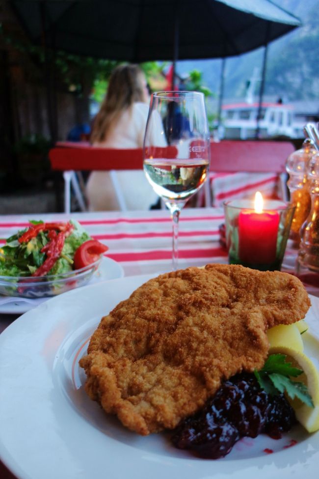 ここしか開いていないので、レストランは満席。<br />湖畔の席がちょうど空いたので今晩の夕食。<br />淡水魚の魚料理がオススメとガイド本にはあったが、<br />この後アドリア海へ行く事を考え、ここではあえてシュニッツェルを注文。<br />ラブベリーのジャムが添えてあって、<br />サクサクに揚がったシュニッツェルがすごく美味しかった。<br />ワインとシュニッツェル(サラダ付き)で18ユーロほど。<br /><br />この後ホテルへ戻りバタンキュー。<br />旅行3日目終了。