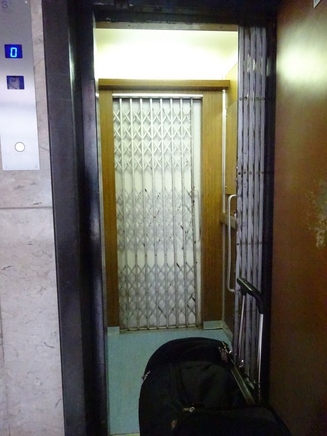 レトロなエレベーター<br /><br /><br />でも、いまだにヨーロッパの標準的なエレベーターのスタイルとして…<br />決して珍しくはないよね。