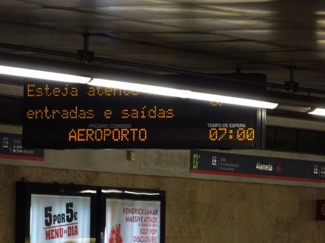 このね、地下鉄のくせに<br />同じホームに行き先の違う…<br />それも、A駅までと、同じ線でA駅の先B駅までじゃなくて<br />方向の違う電車が同じホームに来るっていうのがね…<br /><br />苦手なの（〓´ω｀〓）<br />ドキドキしちゃう<br /><br />でも、海外だと、常に気をつけて、確認を重ねて乗るからいいけれど<br />気が抜けてる日本の方が…<br />間違って乗る確率が高いw