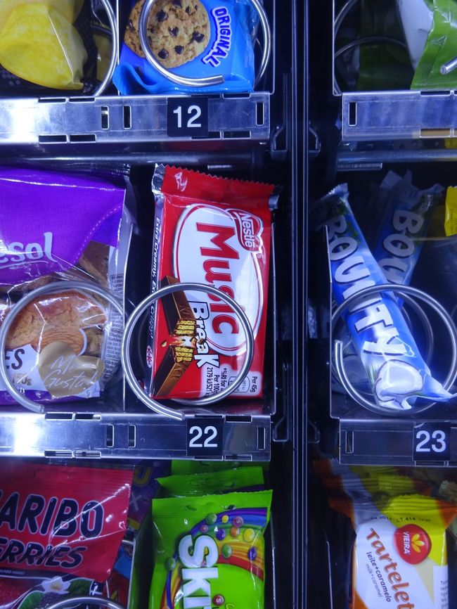 この国ではキットカットの商品名がmusicになるのかしら<br />(〓・(∵○∵)・〓)<br /><br />だって、ネスレだよ、これも(〓・(∵○∵)・〓)<br />あ。<br />パッケージサイドや、商品そのものには<br />キットカットって書いてある(〓・(∵○∵)・〓)<br /><br />何か事情がありそう？