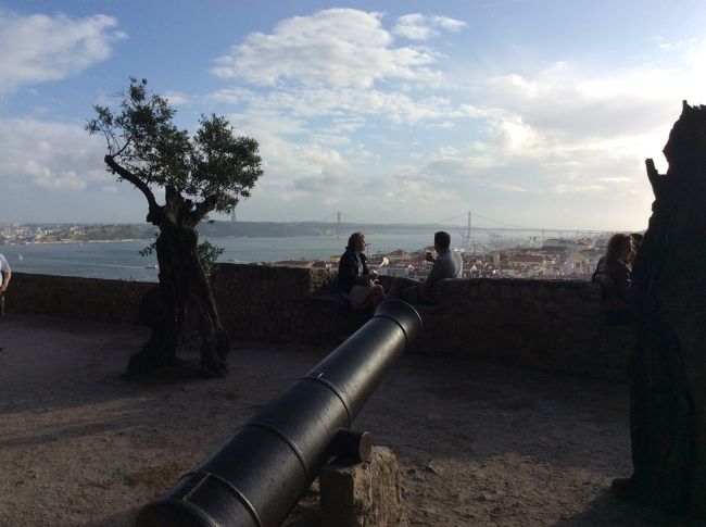 カフェみたいなところで買った<br />グラスワインをその辺に座りながらいただける