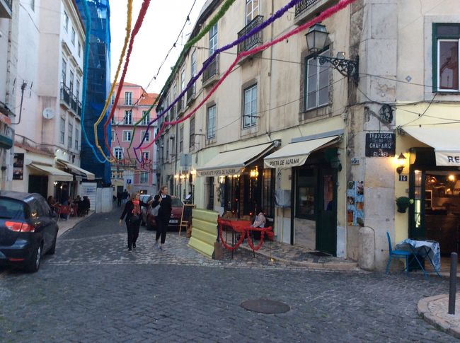 クルべ・デ・ファドがお目当てで、行ってみたのだけれど<br />金曜の夜だった事もあってか<br />予約でいっぱいで入れず(´･ω･`)<br />一人だと、大抵どこでもなんとかなるのだけれど…<br /><br />ちなみに、この翌年、土曜の晩に予約して行ったのだけれど<br />やはり満席で…<br /><br />このお店ばかりは<br />1人でも要予約だと思います。<br /><br /><br />