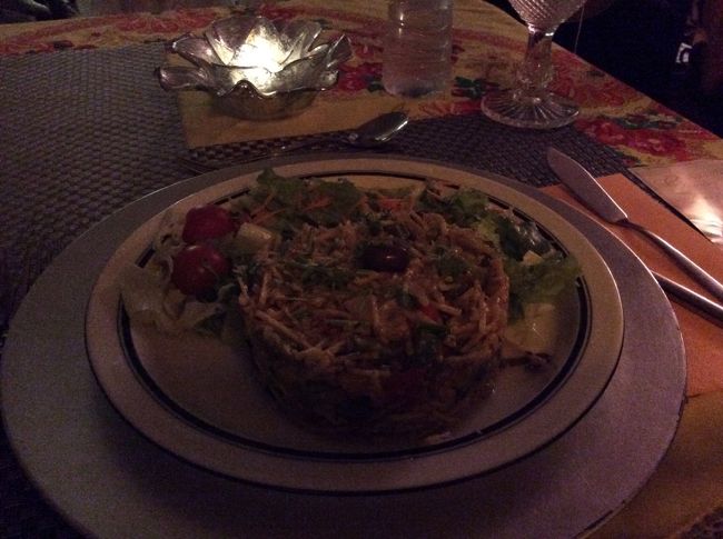 バカリャウデモーリョは前年行ったし…<br /><br />なのでフラフラ歩きながら、ファドを聴きながらお食事が出来るお店を探して、入ってみました。<br /><br />悪くなかったです。<br />もともと大衆演歌みたいな音楽だから、<br />歌はけっこう上手な人が多い。<br />やっぱ、あのハスキーな声が魅力の音楽だとも思うし。<br />ギターの方はけっこう差がつくかな、とは思うけれど…<br /><br />お料理は、確かベジミールで<br />ポテトベースのサラダ系を大きめセルクルでまとめたようなやつ。<br /><br />お料理に関しては<br />クルベ・デ・ファド（翌年行った）より<br />圧倒的に美味しかったです。