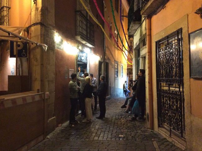 夜遅くまで、あちこちのお店からファドが聞こえてくる街並み…<br /><br />ファドが聞けるお店はたくさんあります。