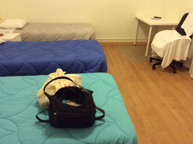 トリプルルームを使わせてくれた。<br />この宿は小さい部屋は少ないのかも？<br /><br />バスルームは共同だったのだけれど<br />他の宿泊客、見かけなかった。<br /><br />タオル交換はなしだったかな？