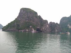 ボートに乗り換えてスンソット鍾乳洞に行きます。
周囲は、島々が沢山あります、島の数は聞く人によって違うのですが・・・
約1,600との事、また3,000という人もいて、結構アバウトですね。
