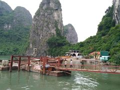 クルーズ船ではスンソット鍾乳洞には着けられないので、クルーズ船から小さなボートに乗り換えてスンソット鍾乳洞の船着き場に到着です。
多くのツアーが来ています。
今日は金曜日なので空いている方だそうです。
混雑している時は、結構待たされたりするそうです。
降りるとチケット売り場があります、我々は事前に貰ったチケットを係員に渡していざ鍾乳洞の洞窟へ・・・と、いきなりの急な階段です。
ガイドさんは登らずに、1時間後に、帰りの船の乗り場で待ち合わせです。
帰りの船は別の場所で洞窟を見ると自動的にそこに行くようになっています。
