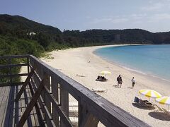 車で５分ほどで古座間味ビーチに到着しました。
ウッドデッキからは真っ青な海が！！
これぞミシュラングリーンガイドで二つ星に認定されたビーチ！
テンション上がります↑↑