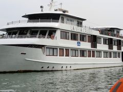 １２時過ぎにハロン湾の施設（ホテル？レストラン？）に到着。
そこで飲み物とスナックをつまんで待っていると、呼びに来たのでゴルフカートみたいなのに乗って船着き場に行くと、このクルーズ船が待っていました。
意外と船着き場は屋根付きで立派でした。
船は大きいけど横浜湾のクルーズ船よりは小さいかな。
でも申し込みのHPと同じように大きな船で安心しました。