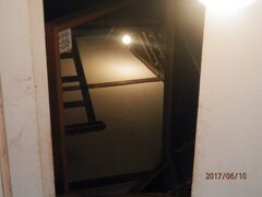 グラバー邸天井裏の隠し部屋。見上げれば、光を充てて様子を見せてくれる。