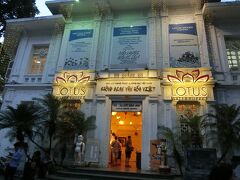 広場から歩いてすぐのところにある、ロータス水上人形劇場です。
湖の北端には有名なタンロン水上人形劇場があります。
予約が必要かと思ったらすぐに入れました。
中も空席があります。
席は100,000ドンで５００円です。
写真撮影は禁止のサインが無い、周囲の観光客もバンバン撮影していますのでフラッシュを焚かずに撮影なら問題ないようです。
全く注意されませんでした。