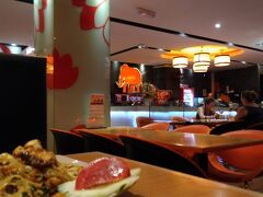 店内はこんな感じです。
ファストフード店のような感じですが、ウェイトレスがオーダーを取りに来てくれます。
赤い像さんがいるところはバーカウンターですね。
