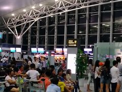 ホテルからは空港までの車をホテルに依頼してあったので、２０時に出発。
高速を走っていると暗い高速の路肩に急に停車するのでドキッとした。
すると路肩に立っていたおばさんがドライバーにメモを渡した。
おばさんはニコニコと我々に手を振ってバイバイ。
何だ、コレ！？
どうも帰りには市内へ行く客をピックアップするらしい。

無事に到着した、市内から４０分位だ。
初めての空港なので混んでいるのか空いているのか、よく分からない。
出国はスムーズで問題無し。
