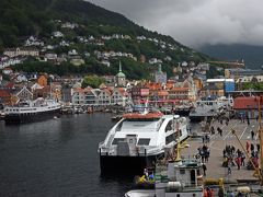 鉄道駅から宿のクラリオン・ホテル・アドミラルまでは歩いて行ける距離だが荷物があるのでタクシーに乗った。

色の黒い運ちゃんは車を発進させるとパタパタと料金を打ち込んだ。メーターが動いていない。

「225NOKだよ、キャッシュですかクレジットですか」
「そんな話はなかったぜ、止めてくれ、降りる」
相変わらず車は走っている。
「ポリスに連れて行け。そこで公平な運賃を相談しよう」
「オオ兄弟よ、あなたが貧乏ならお金は要らない」
「100NOKでどうだい。お互いハッピーになろう。君もハッピーだろう」
「ハッピーだぜ」

無事にホテルに着いた。ホテルは対岸のブリッゲンを望む素晴らしい位置にある。部屋からも写真のような見事な景色を楽しめる。部屋は小さく、設備もたいしたことはないが、この眺めで十分だ。料金は2人で朝食込み2140NOK.