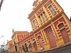 「アドウフォ・リスボス市場～Mercado Munincipal Adolpho Lisboa～」

アマゾン河支流のネグロ川に面した「セントロ港」近くにあるこの建物。

な、なんと、昔のゴムで財を成したお金持ち達が、パリの中央市場「Les Halles(レ・アール)」を模して、1882年に造った由緒ある市場そぉ～
