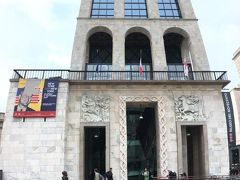 大聖堂を正面に見て右側手前にあるMuseo del Novecento（20世紀美術館）です。

ケネディ大統領の顔写真をコラージュしたポスター（写真の左中段）が貼ってありました。興味を惹かれたので入って見ました。
入場料8ユーロでした。
