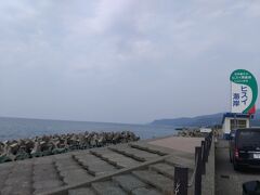 糸魚川を抜けて、海岸まできました。目の前は日本海ですね。ヒスイ海岸の看板がありました。