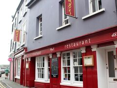 この赤いレストランはMaX's
https://maxs.ie/

グルメタウンのキンセールの中でも一番と定評のあるレストラン
ミシュランの星付きです。
ここでランチの予定だったけど残念ながら閉まってました。
定休日なの？と思いましたがHPを見たら夕方からのオープンみたい。
