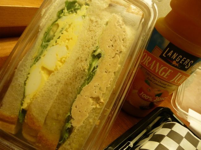 前日夜に、ABCストアで買ったものを食べて、6時前にホテルを出ました！