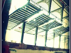 「アドウフォ・リスボス市場～Mercado Munincipal Adolpho Lisboa～」

でも、この窓は....好きだなぁ....

でも、どうやって、開閉するんかなぁ....