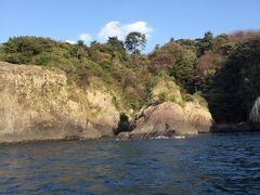 意気揚々と乗り込み、４０分の呼子クルーズの始まりです。

実は昨日まで天候が悪く、欠航が続いていたようで、この日は晴れてラッキーでした。
ちょっと波が高かったですが。