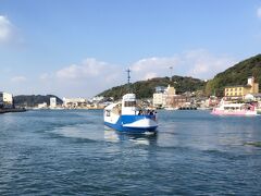 満腹になったところで、遊覧船と洒落込もうと思い、マリンパル呼子へ向かいます。
ここで乗れる遊覧船は２つあり、クジラをモチーフにした半潜水型海中展望船の「ジーラ」と、神秘の洞窟・七ツ釜探検を手軽に楽しめるイカがモチーフのイカ丸です。
ジーラが有名ですが以前乗ったことがあったので、今回はイカ丸に決めました。

搭乗券を購入し到着を待っていると、前からジーラ（青）が！