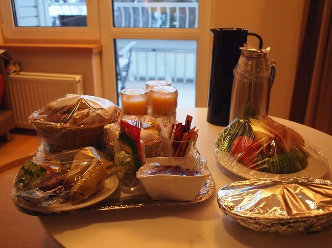 2017年2月23日（木）ナーンタリ3日めの朝です。<br /><br />この日は、前日オーダーしておいたムーミンママの朝食のルームサービスを。<br /><br />オーダーが通っているかどうか心配でしたが、8：30ぴったりに持ってきてくださいました。<br />「自分でラップを外してね」というところが、飾らない北欧っぽいなー(^^♪