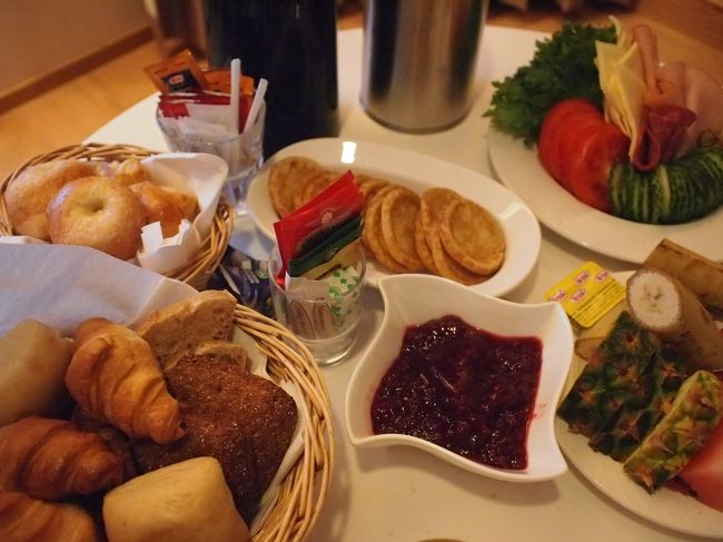 ムーミンママのパンケーキとラズベリージャムがメイン。<br />パンケーキだけで良かったのですが、パンや菓子パンもかごいっぱいに！<br />こんなに食べられません！！　もったいない！<br /><br />ルームサービスって、部屋でのんびり出来るから楽チン♪たった32ユーロ。リーズナブルなルームサービスです。