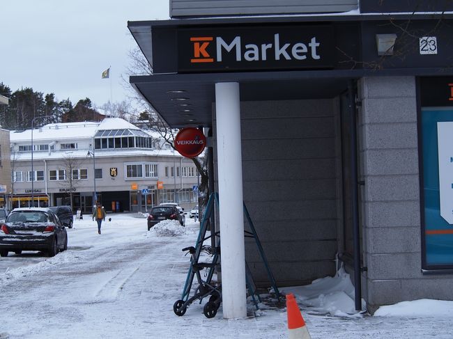 前日の吹雪の中で立ち寄った「Kマーケット」。<br /><br />ビールのカルフとか、サラミとかスモークサーモンとか買いました。<br /><br />吹雪の中、チワワ2匹がプルプル震えながら飼い主さんを待っている姿が健気でした。あまりにも哀れに見えて、忘れられません。