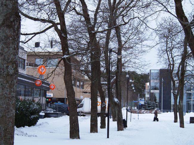 左側に見える「中」みたいな字を見て、前日に中華料理店かと期待しましたが、何やら銀行のような、よく分からないお店でした。<br />有名なシンボルですかね？中華だと思って期待しちゃいましたよ。